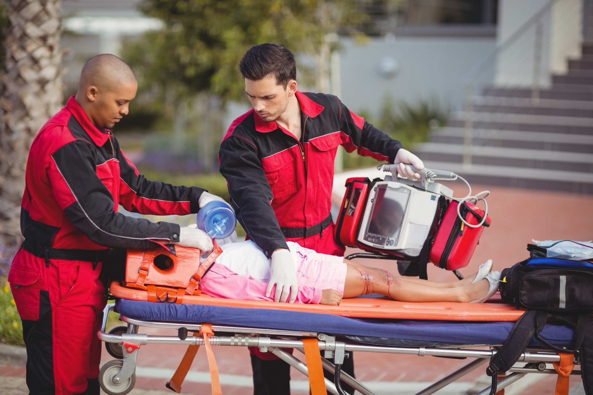 paramedic-giving-oxygen-injured-girl_107420-63759